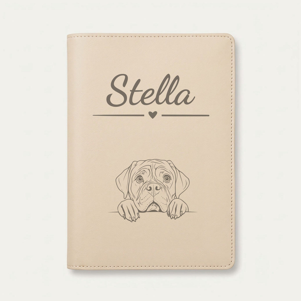 Protège carnet de santé chien personnalisé – Dogue de Bordeaux — Crème vanille — Cœur — gravure « Stella »
