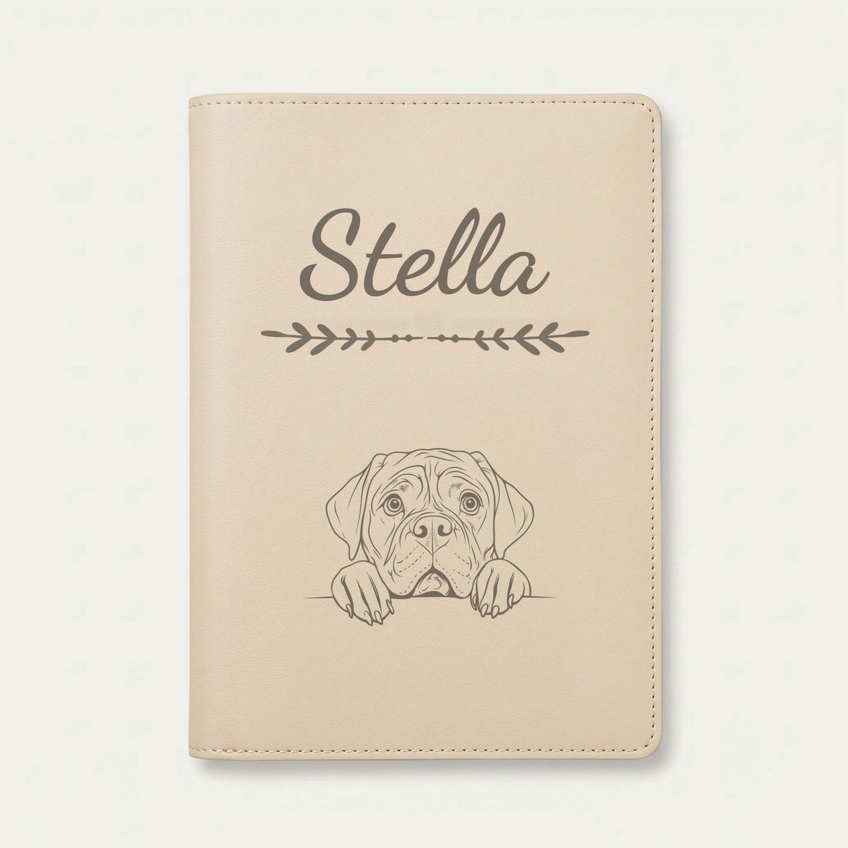 Protège carnet de santé chien personnalisé – Dogue de Bordeaux — Crème vanille — Flèche — gravure « Stella »