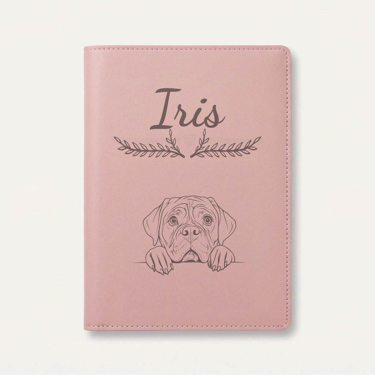 Protège carnet de santé chien personnalisé – Dogue de Bordeaux — Rose dragée — Bouquet — gravure « Iris »