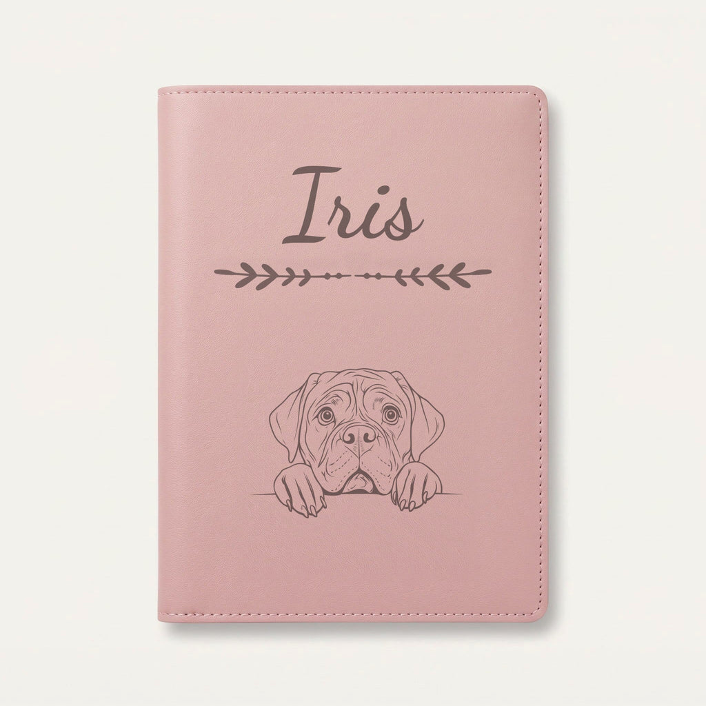 Protège carnet de santé chien personnalisé – Dogue de Bordeaux — Rose dragée — Flèche — gravure « Iris »