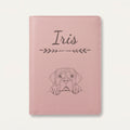 Protège carnet de santé chien personnalisé – Dogue de Bordeaux — Rose dragée — Flèche — gravure « Iris »
