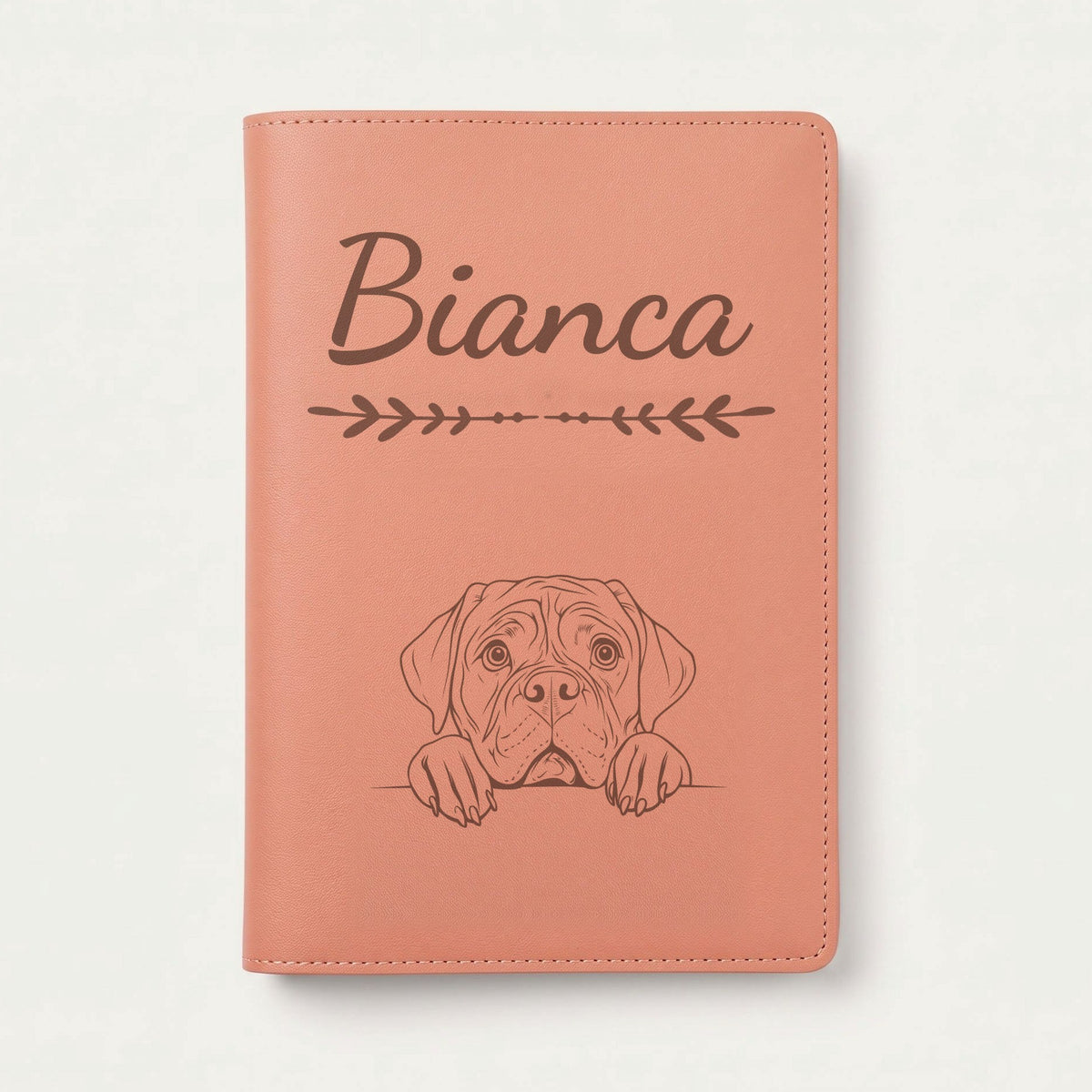 Protège carnet de santé chien personnalisé – Dogue de Bordeaux — Terracotta — Flèche — gravure « Bianca »
