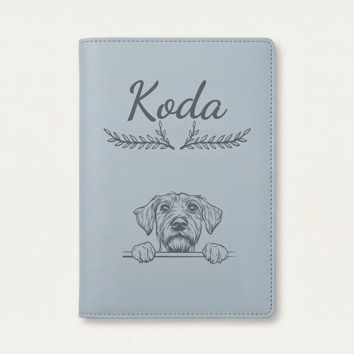 Protège carnet de santé chien personnalisé – Drahthaar — Bleu nuage — Bouquet — gravure « Koda »