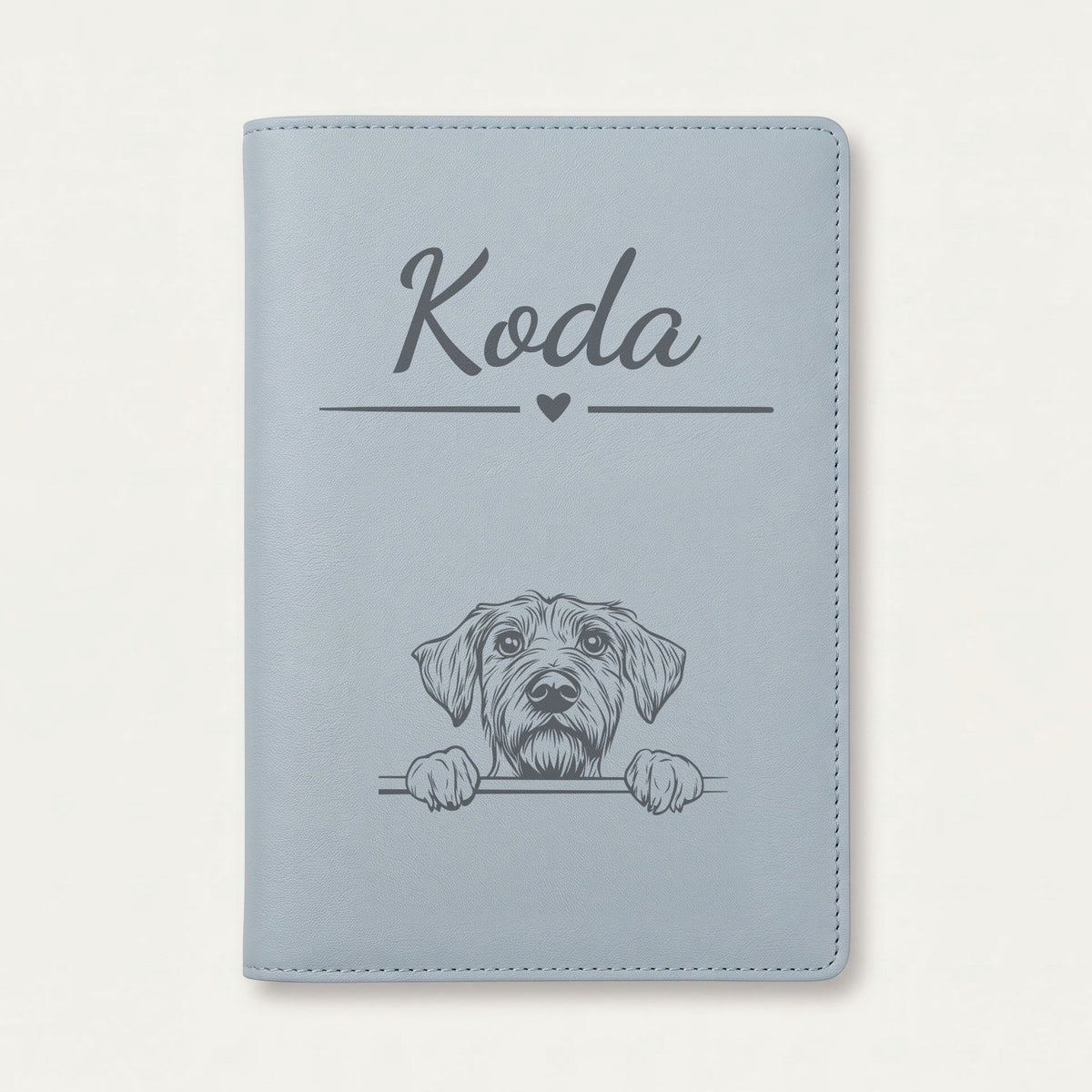 Protège carnet de santé chien personnalisé – Drahthaar — Bleu nuage — Cœur — gravure « Koda »