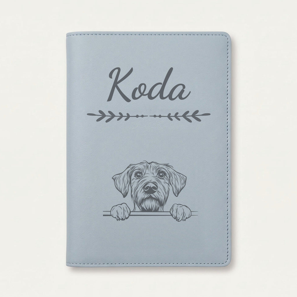 Protège carnet de santé chien personnalisé – Drahthaar — Bleu nuage — Flèche — gravure « Koda »