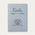 Protège carnet de santé chien personnalisé – Drahthaar — Bleu nuage — Flèche — gravure « Koda »