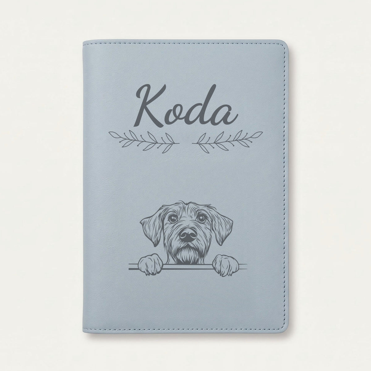 Protège carnet de santé chien personnalisé – Drahthaar — Bleu nuage — Rameaux — gravure « Koda »