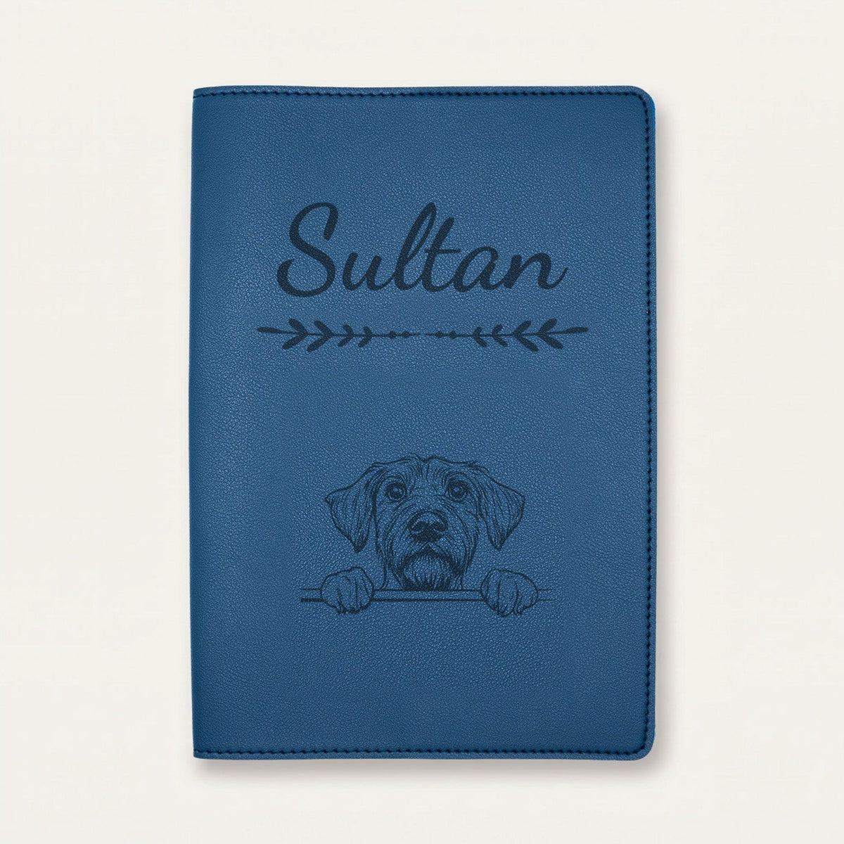 Protège carnet de santé chien personnalisé – Drahthaar — Bleu nuit — Flèche — gravure « Sultan »