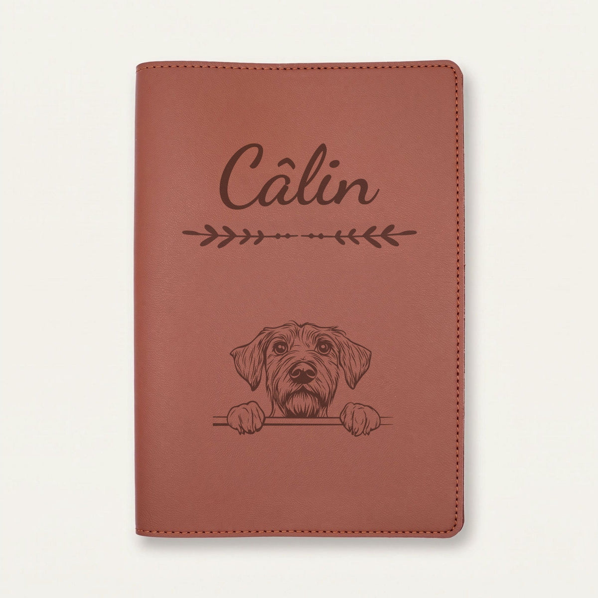 Protège carnet de santé chien personnalisé – Drahthaar — Chocolat — Flèche — gravure « Câlin »