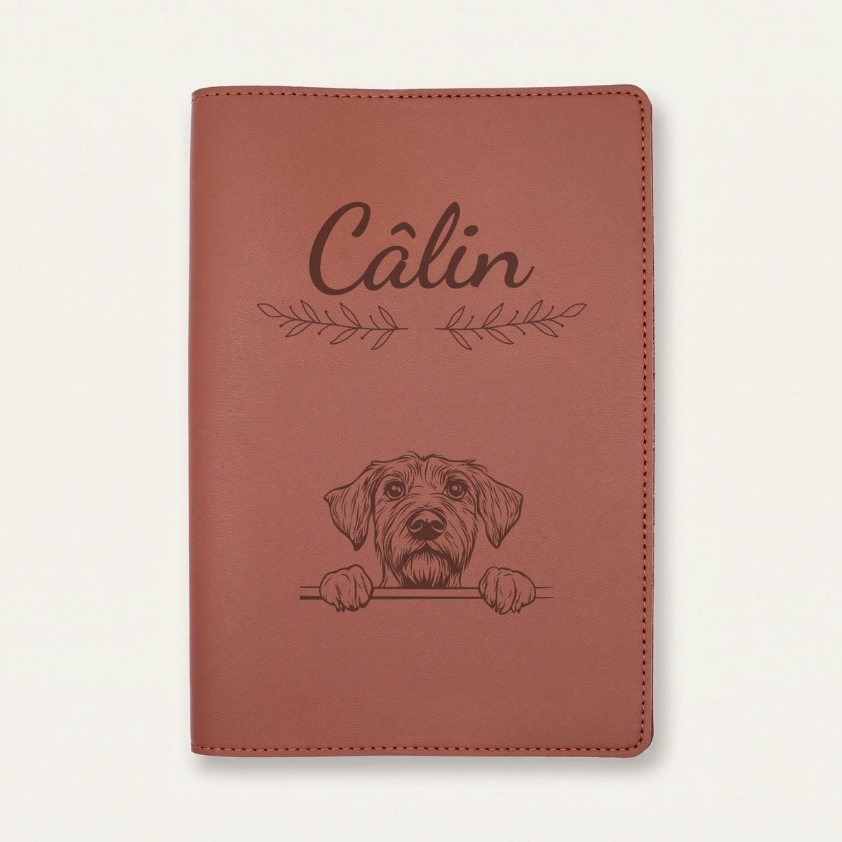 Protège carnet de santé chien personnalisé – Drahthaar — Chocolat — Rameaux — gravure « Câlin »
