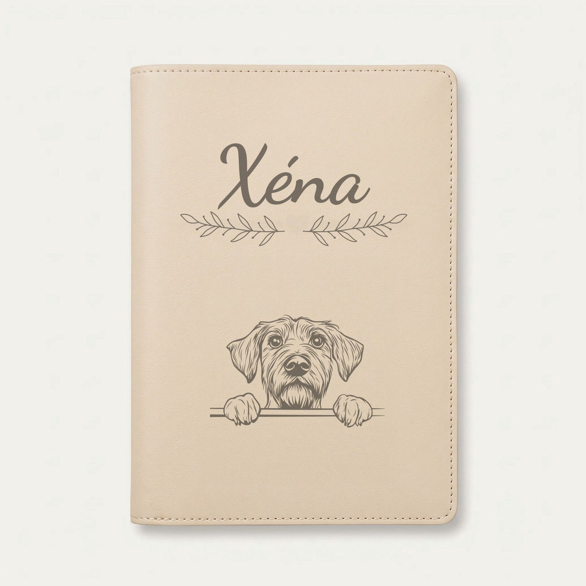 Protège carnet de santé chien personnalisé – Drahthaar — Crème vanille — Rameaux — gravure « Xéna »
