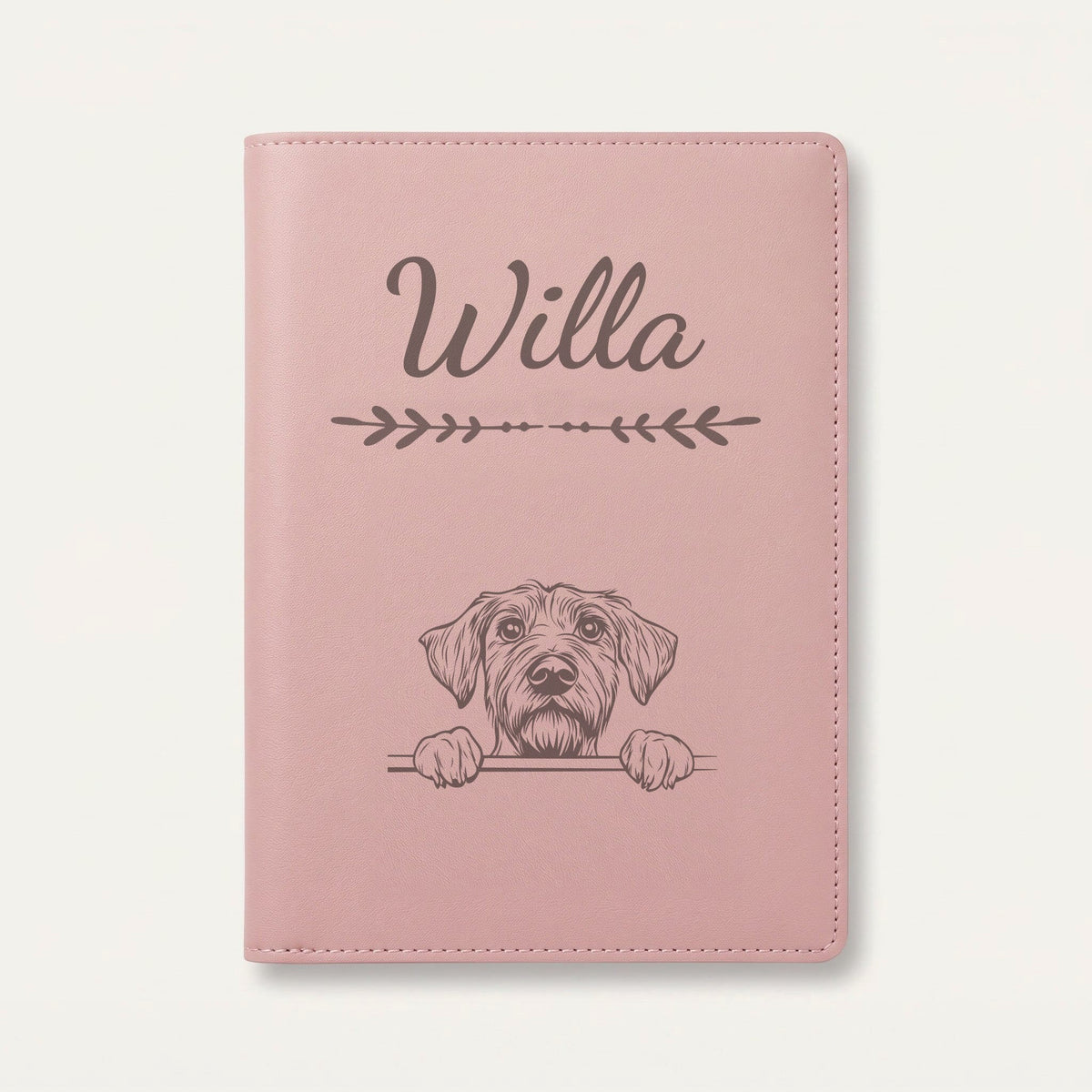 Protège carnet de santé chien personnalisé – Drahthaar — Rose dragée — Flèche — gravure « Willa »