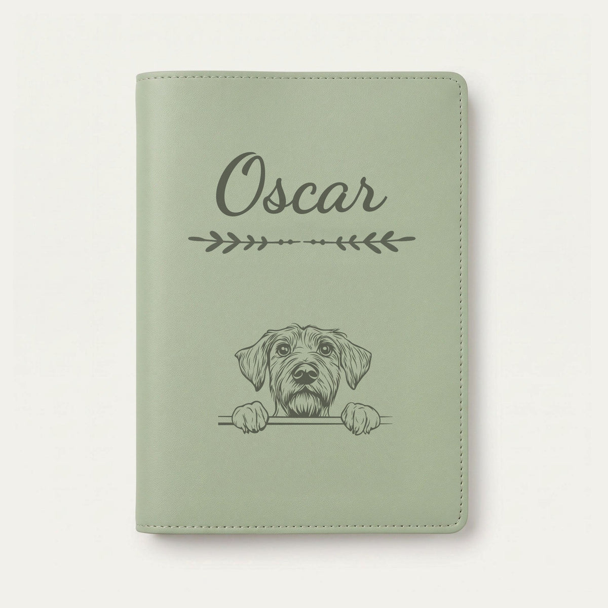 Protège carnet de santé chien personnalisé – Drahthaar — Vert sauge — Flèche — gravure « Oscar »