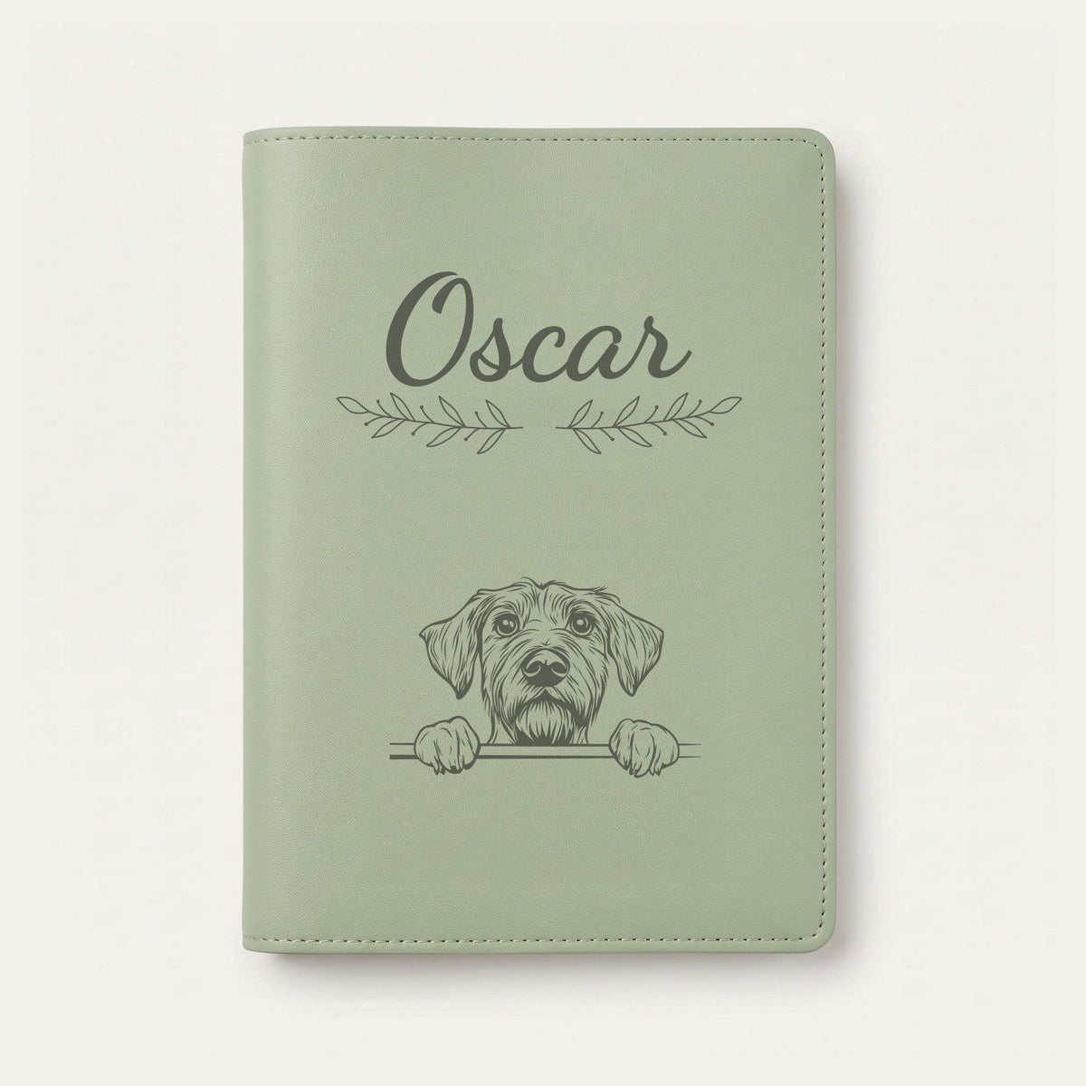 Protège carnet de santé chien personnalisé – Drahthaar — Vert sauge — Rameaux — gravure « Oscar »