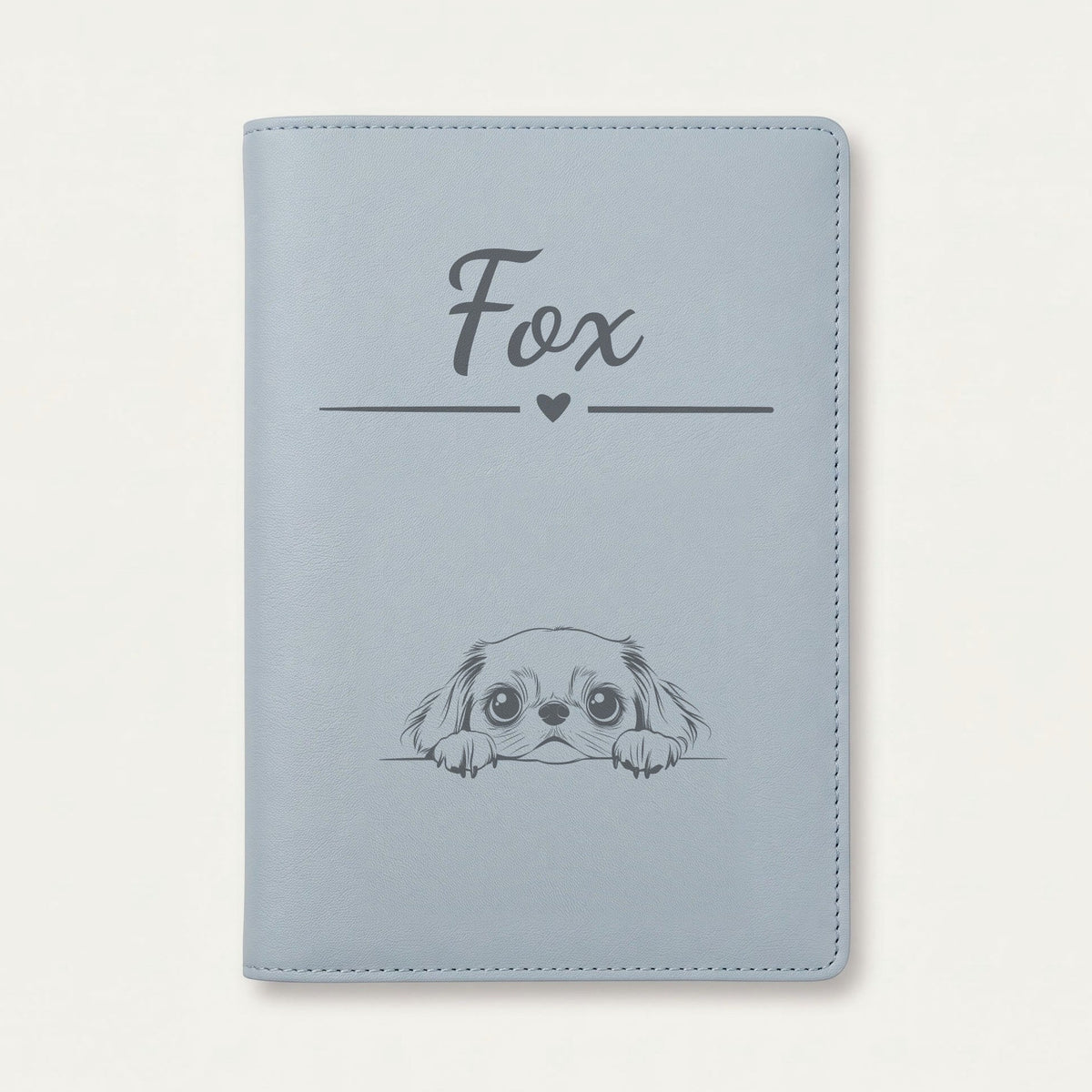 Protège carnet de santé chien personnalisé – Épagneul japonais — Bleu nuage — Cœur — gravure « Fox »