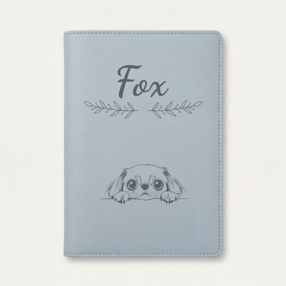 Protège carnet de santé chien personnalisé – Épagneul japonais — Bleu nuage — Rameaux — gravure « Fox »