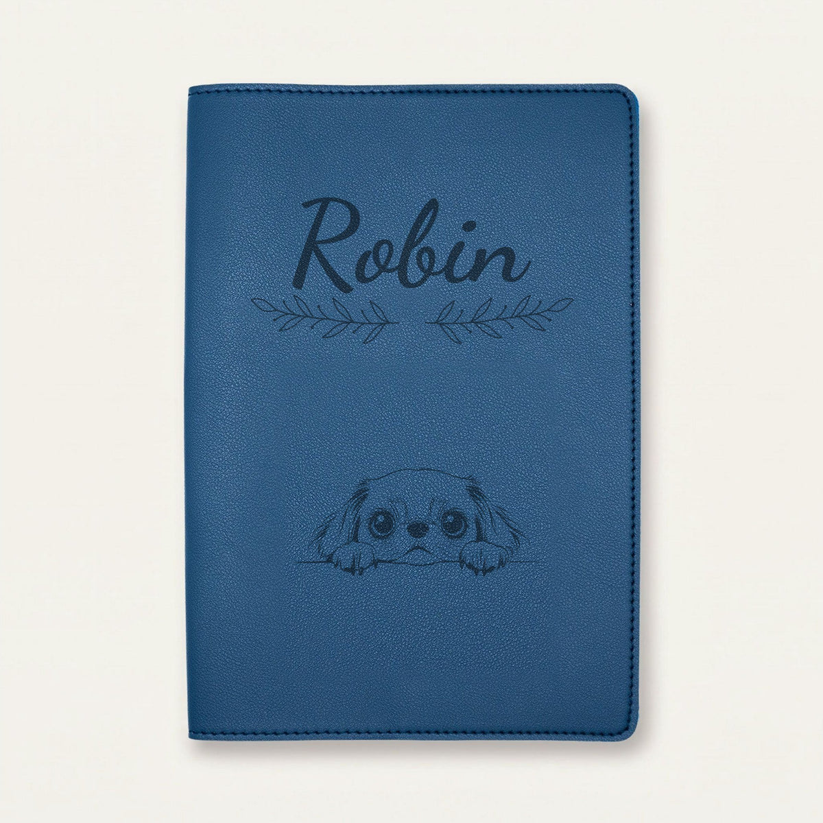 Protège carnet de santé chien personnalisé – Épagneul japonais — Bleu nuit — Rameaux — gravure « Robin »