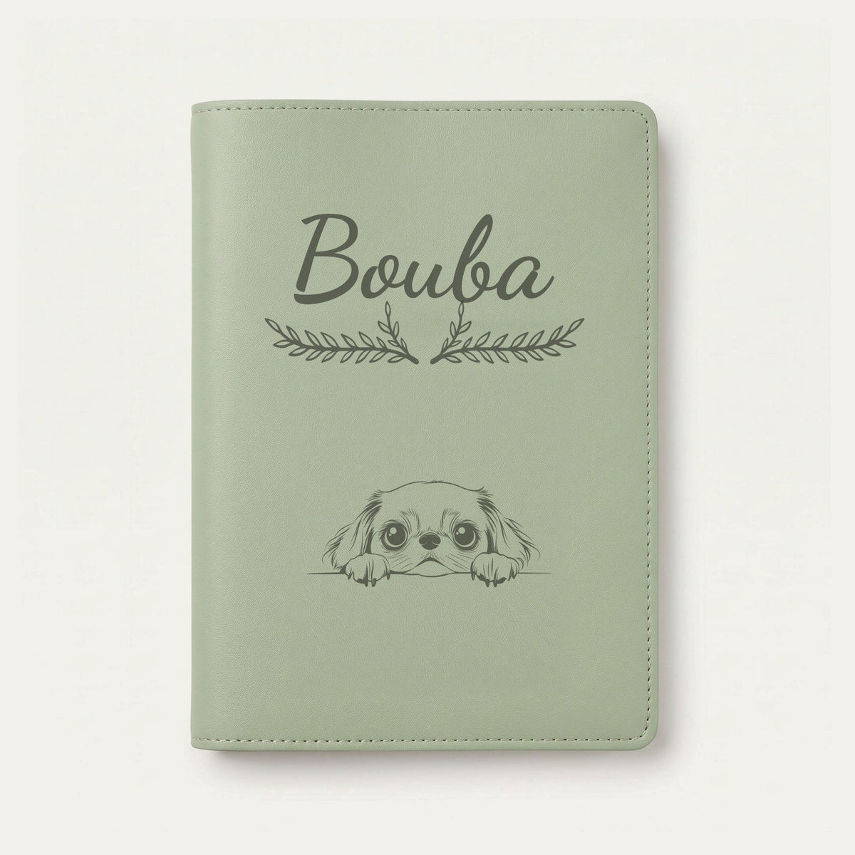 Protège carnet de santé chien personnalisé – Épagneul japonais — Vert sauge — Bouquet — gravure « Bouba »