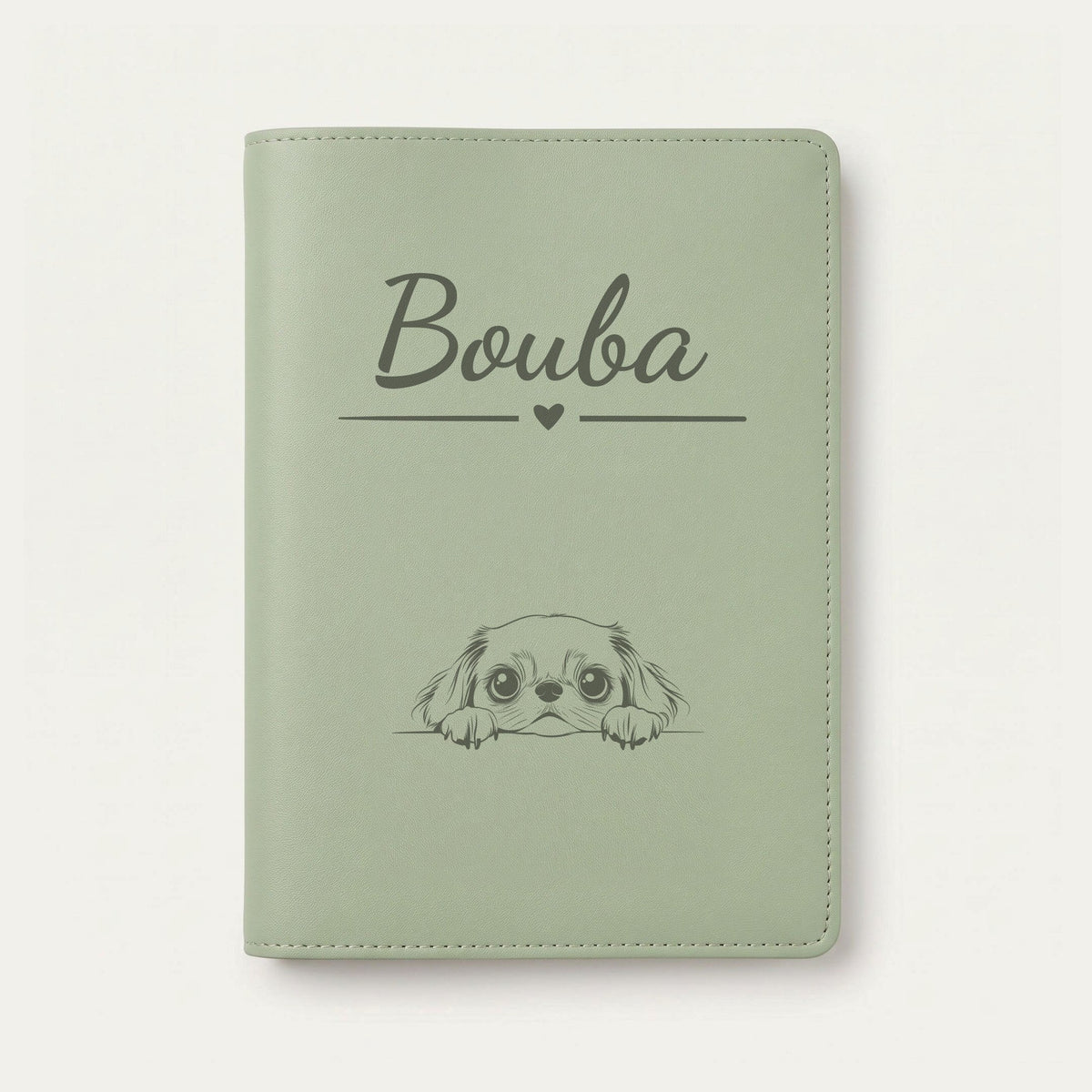 Protège carnet de santé chien personnalisé – Épagneul japonais — Vert sauge — Cœur — gravure « Bouba »
