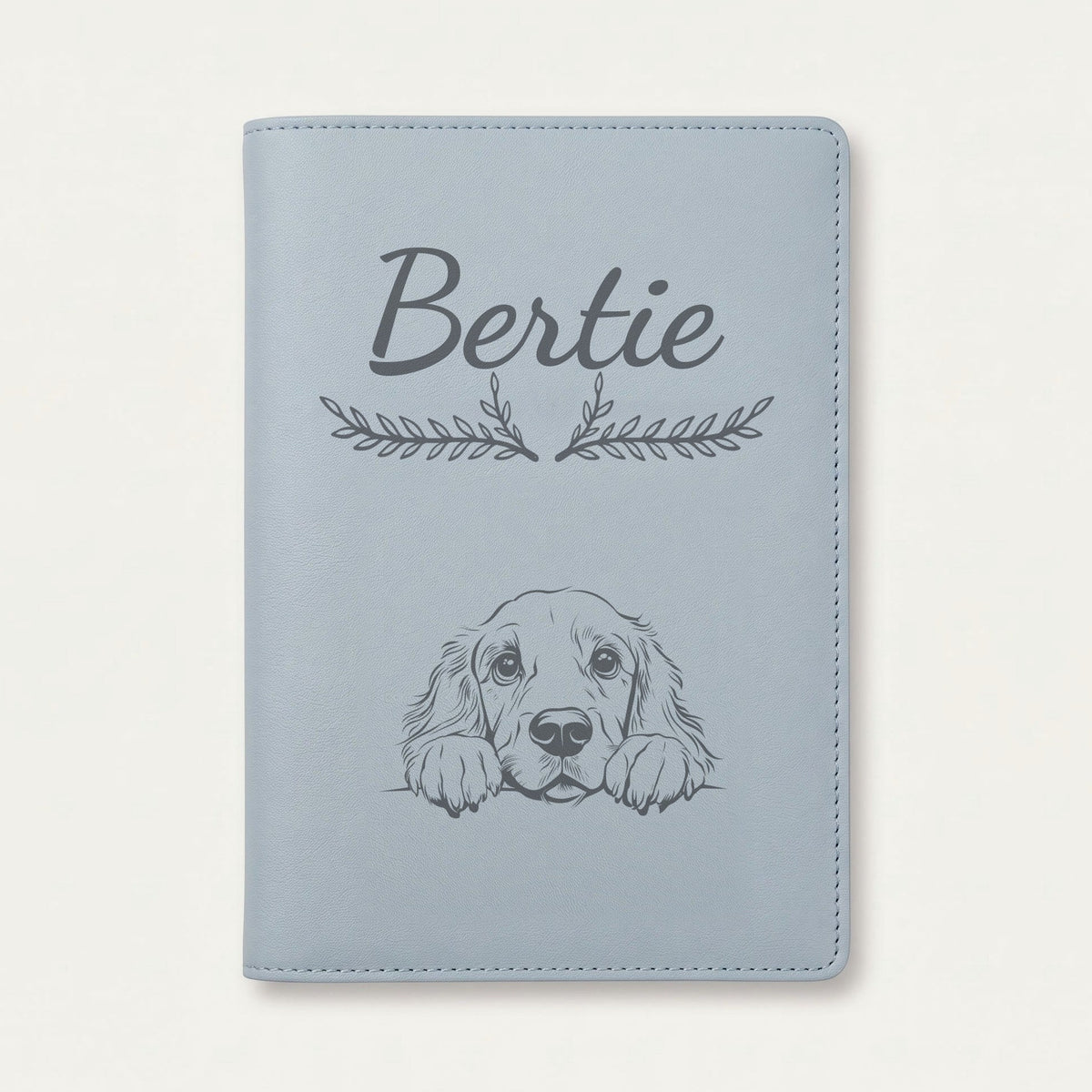 Protège carnet de santé chien personnalisé – Field spaniel — Bleu nuage — Bouquet — gravure « Bertie »