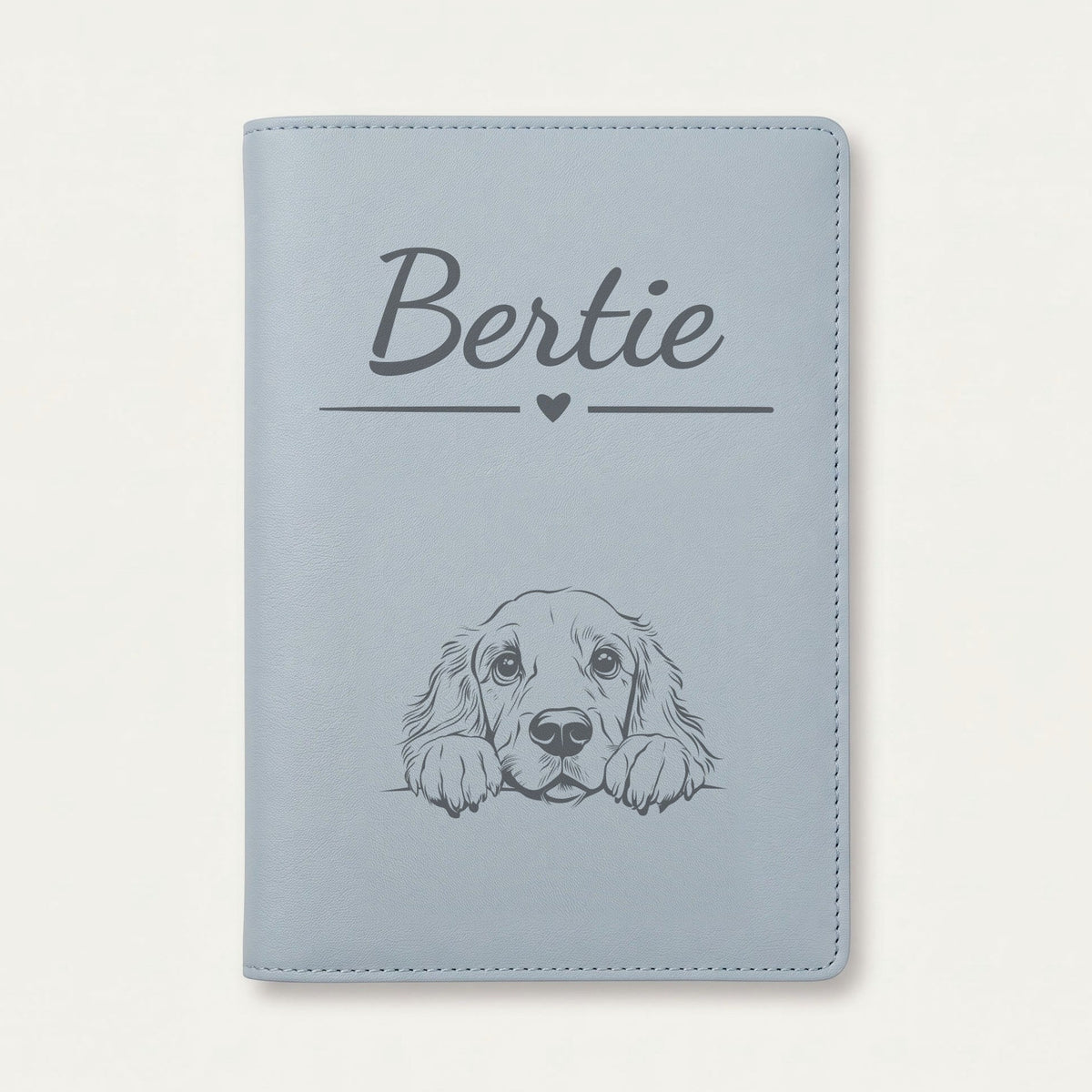 Protège carnet de santé chien personnalisé – Field spaniel — Bleu nuage — Cœur — gravure « Bertie »