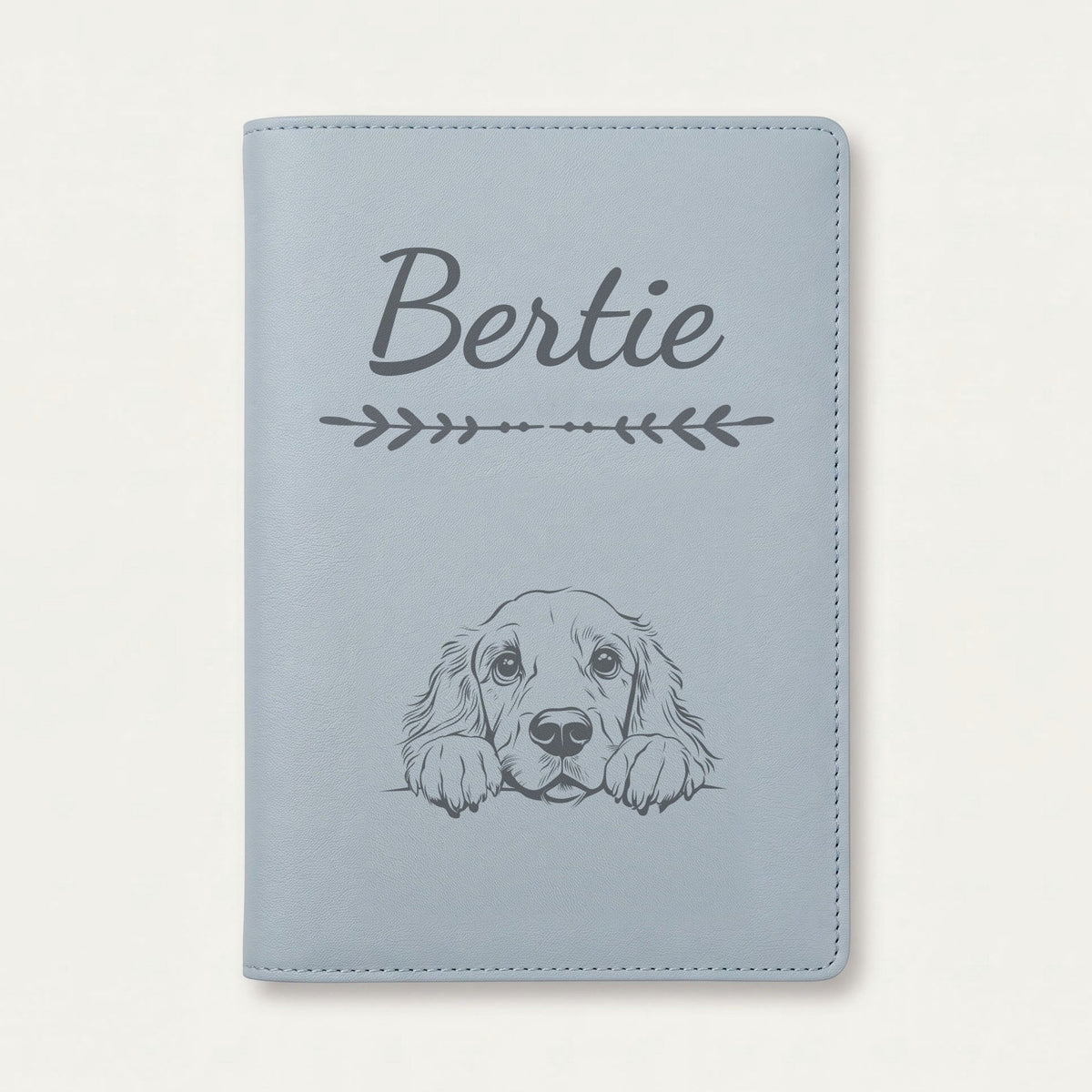 Protège carnet de santé chien personnalisé – Field spaniel — Bleu nuage — Flèche — gravure « Bertie »