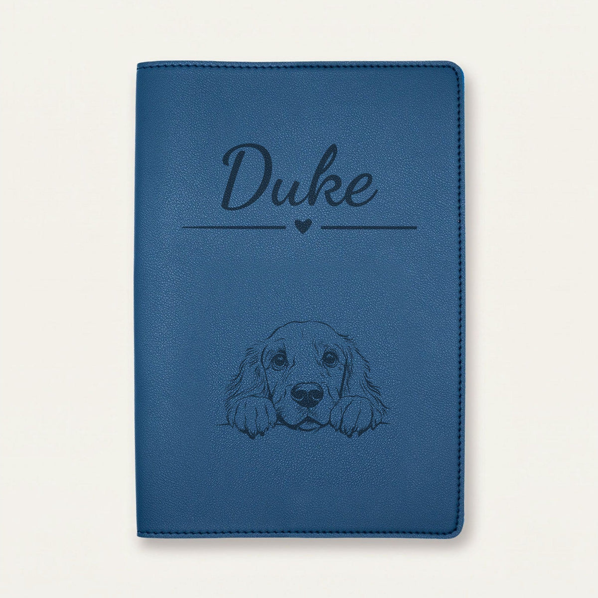 Protège carnet de santé chien personnalisé – Field spaniel — Bleu nuit — Cœur — gravure « Duke »