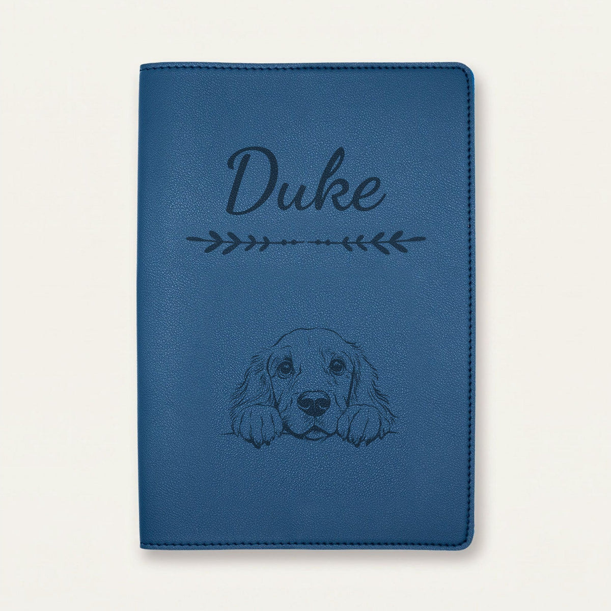 Protège carnet de santé chien personnalisé – Field spaniel — Bleu nuit — Flèche — gravure « Duke »