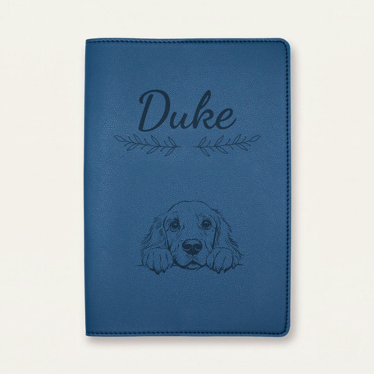 Protège carnet de santé chien personnalisé – Field spaniel — Bleu nuit — Rameaux — gravure « Duke »