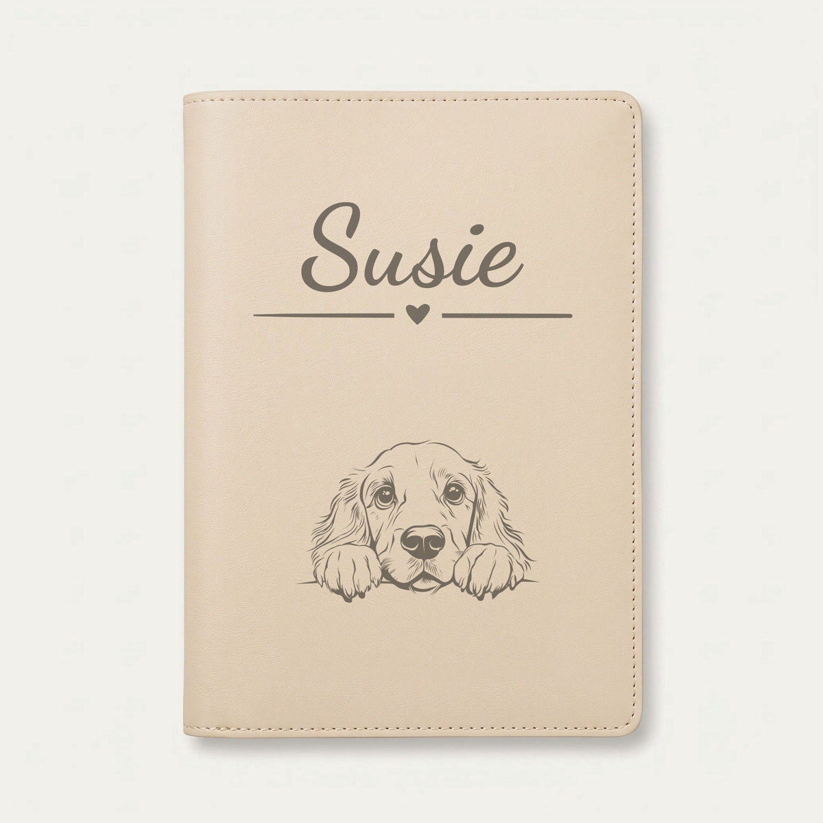 Protège carnet de santé chien personnalisé – Field spaniel — Crème vanille — Cœur — gravure « Susie »