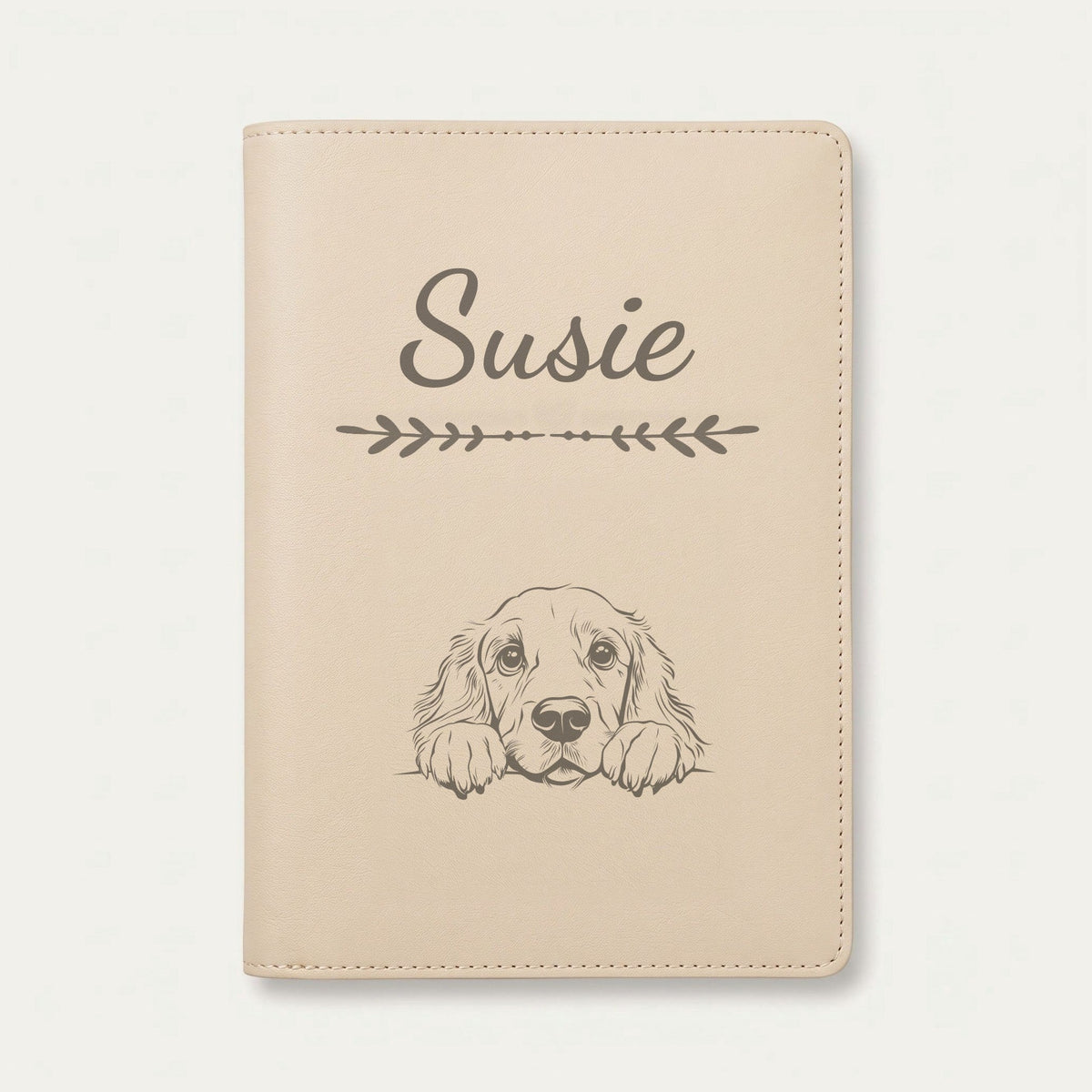 Protège carnet de santé chien personnalisé – Field spaniel — Crème vanille — Flèche — gravure « Susie »