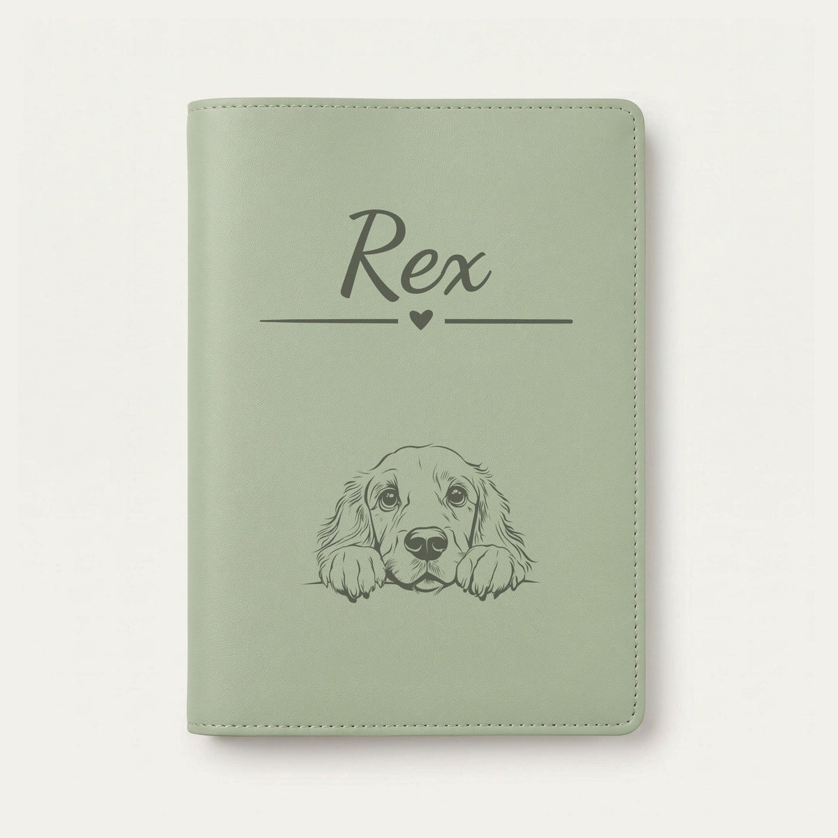 Protège carnet de santé chien personnalisé – Field spaniel — Vert sauge — Cœur — gravure « Rex »
