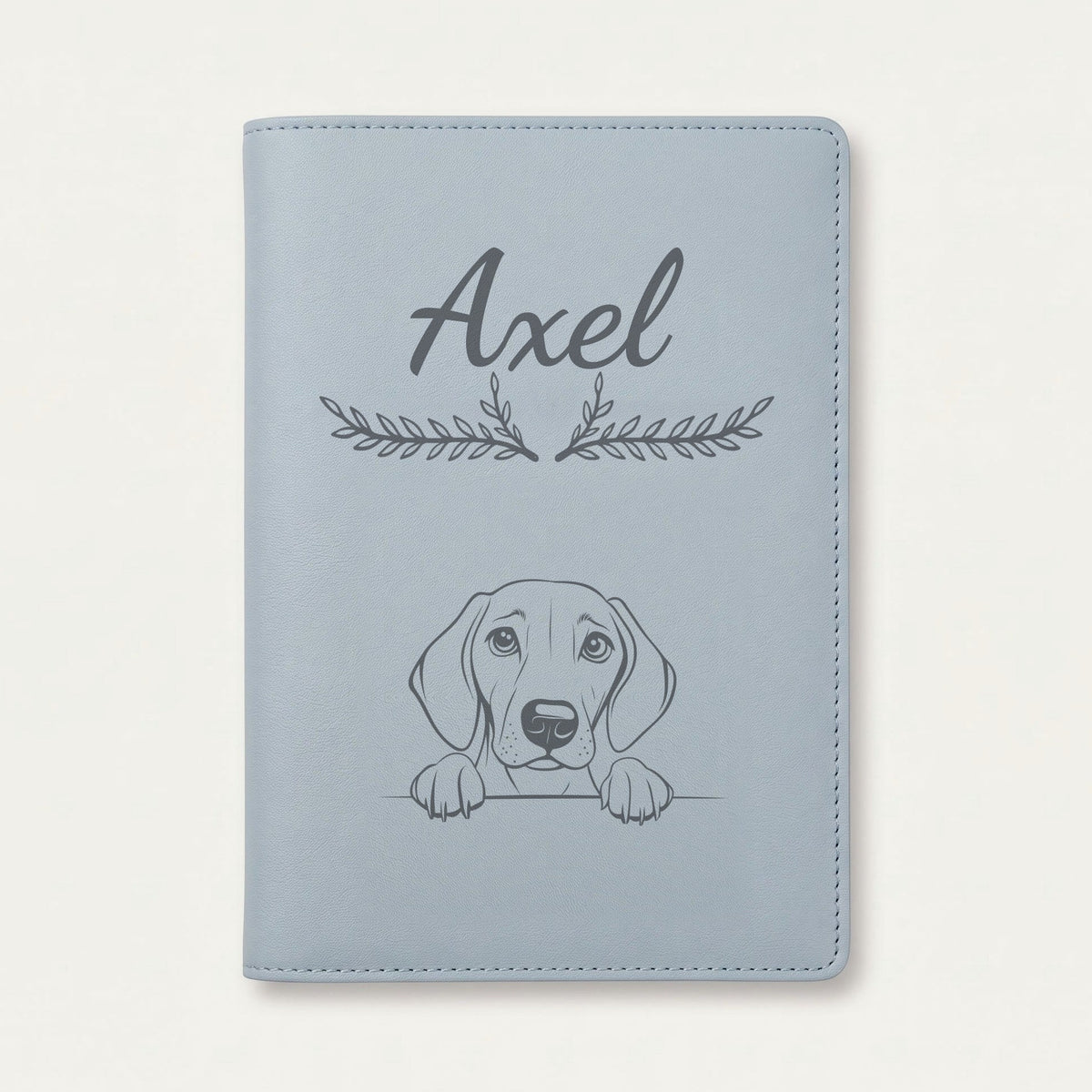 Protège carnet de santé chien personnalisé – Foxhound américain — Bleu nuage — Bouquet — gravure « Axel »