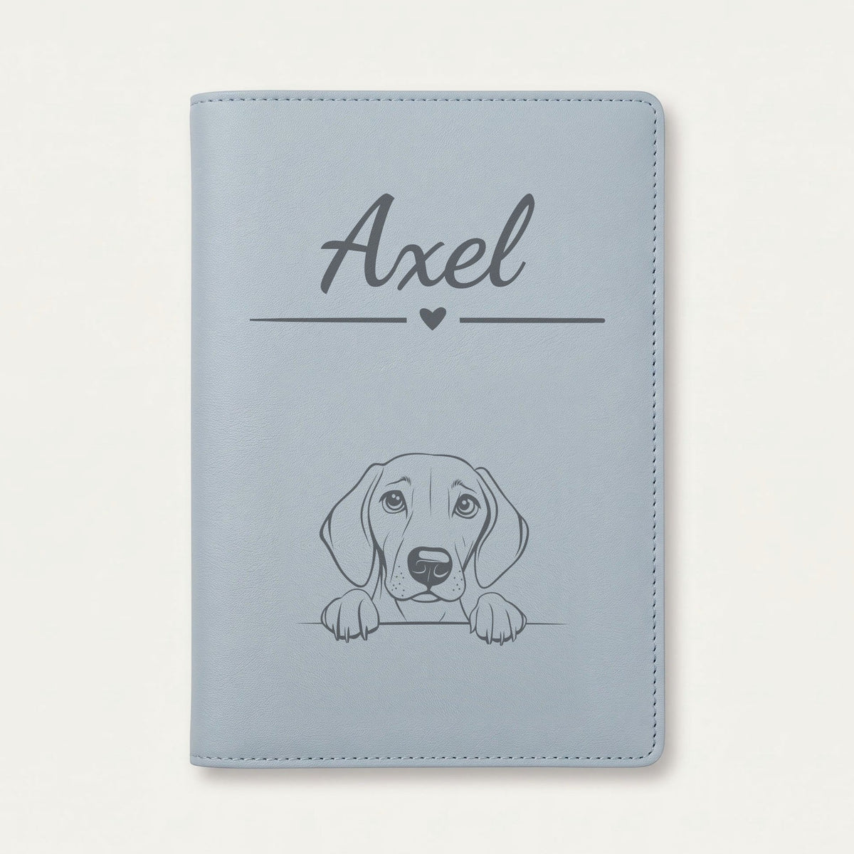 Protège carnet de santé chien personnalisé – Foxhound américain — Bleu nuage — Cœur — gravure « Axel »