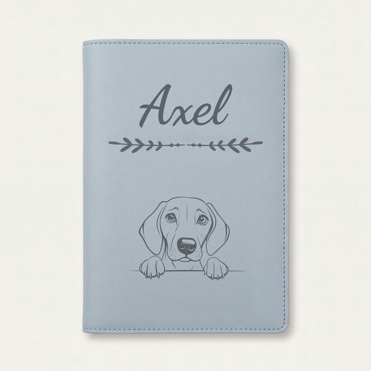 Protège carnet de santé chien personnalisé – Foxhound américain — Bleu nuage — Flèche — gravure « Axel »
