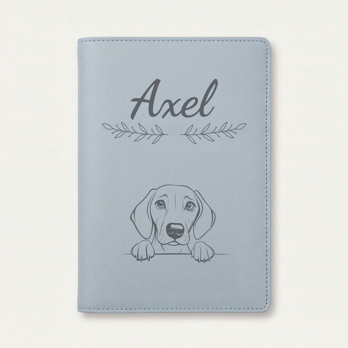Protège carnet de santé chien personnalisé – Foxhound américain — Bleu nuage — Rameaux — gravure « Axel »