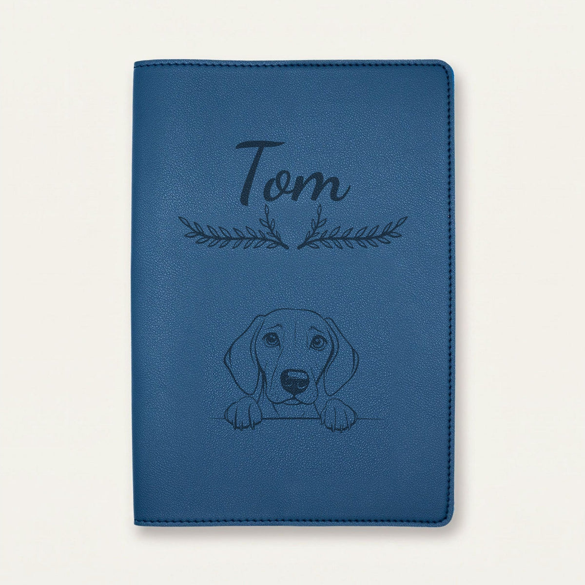 Protège carnet de santé chien personnalisé – Foxhound américain — Bleu nuit — Bouquet — gravure « Tom »
