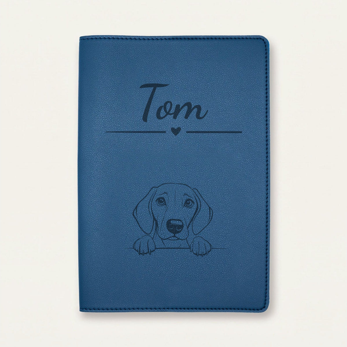 Protège carnet de santé chien personnalisé – Foxhound américain — Bleu nuit — Cœur — gravure « Tom »