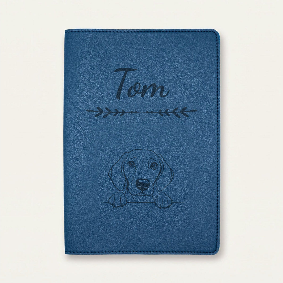 Protège carnet de santé chien personnalisé – Foxhound américain — Bleu nuit — Flèche — gravure « Tom »
