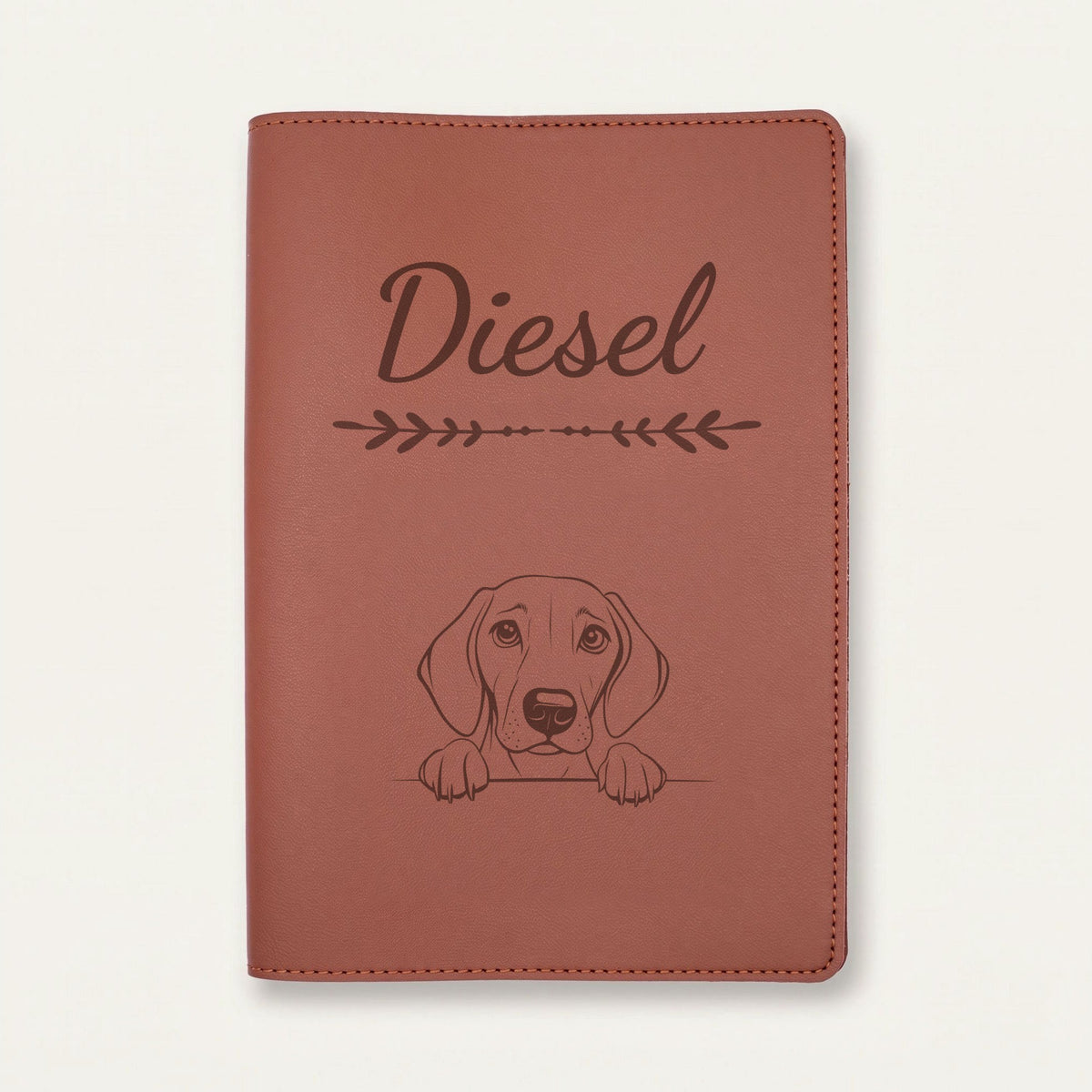 Protège carnet de santé chien personnalisé – Foxhound américain — Chocolat — Flèche — gravure « Diesel »