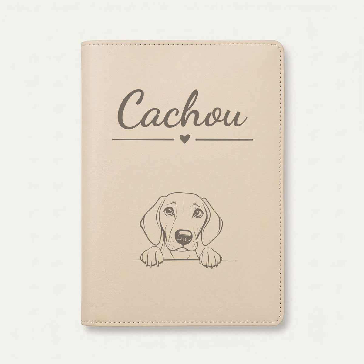 Protège carnet de santé chien personnalisé – Foxhound américain — Crème vanille — Cœur — gravure « Cachou »
