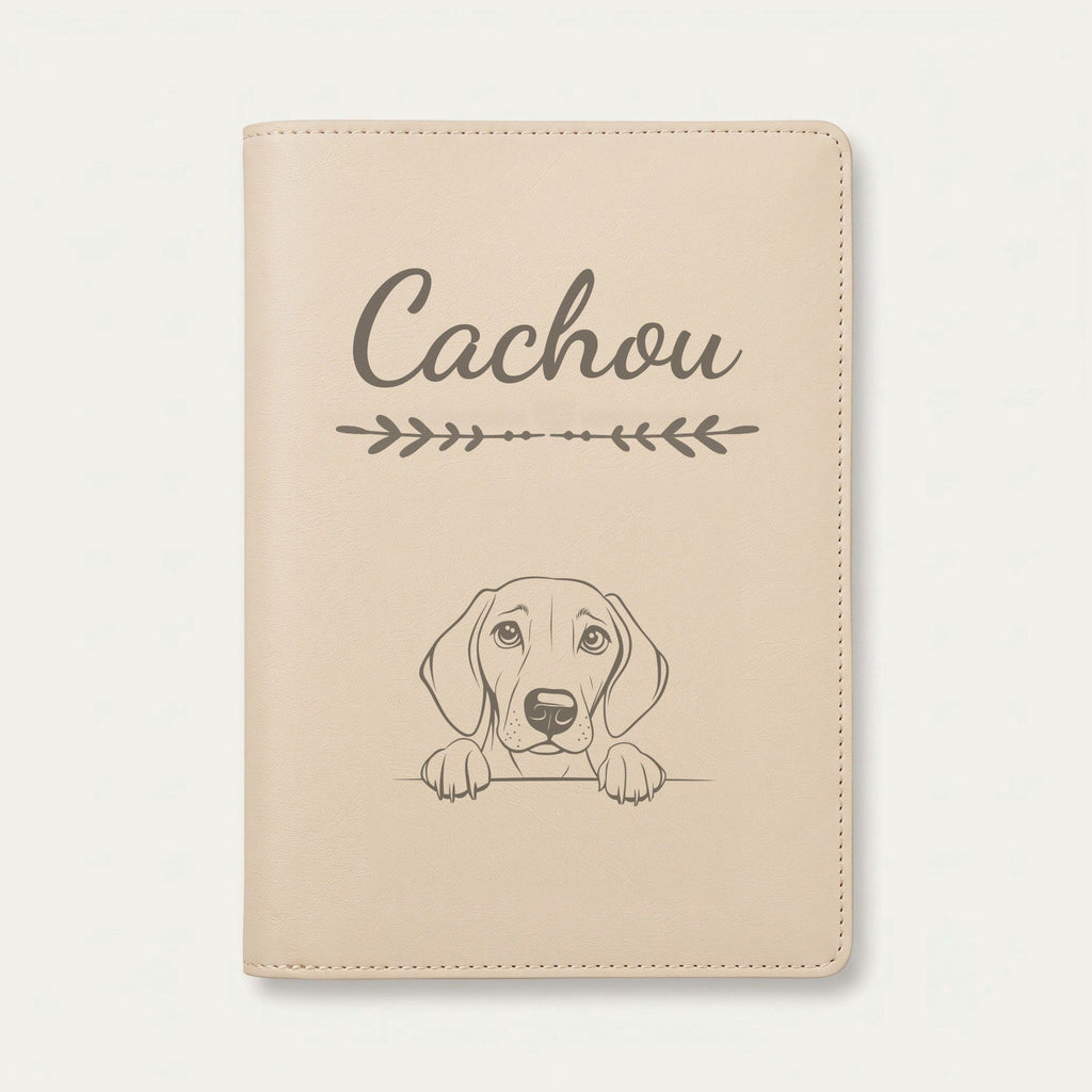 Protège carnet de santé chien personnalisé – Foxhound américain — Crème vanille — Flèche — gravure « Cachou »