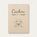 Protège carnet de santé chien personnalisé – Foxhound américain — Crème vanille — Flèche — gravure « Cachou »