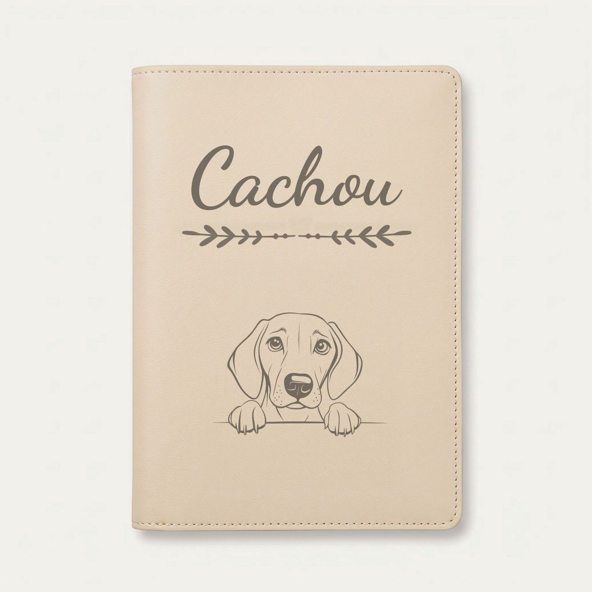 Protège carnet de santé chien personnalisé – Foxhound américain — Crème vanille — Flèche — gravure « Cachou »