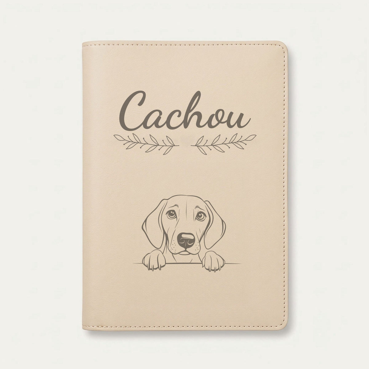Protège carnet de santé chien personnalisé – Foxhound américain — Crème vanille — Rameaux — gravure « Cachou »