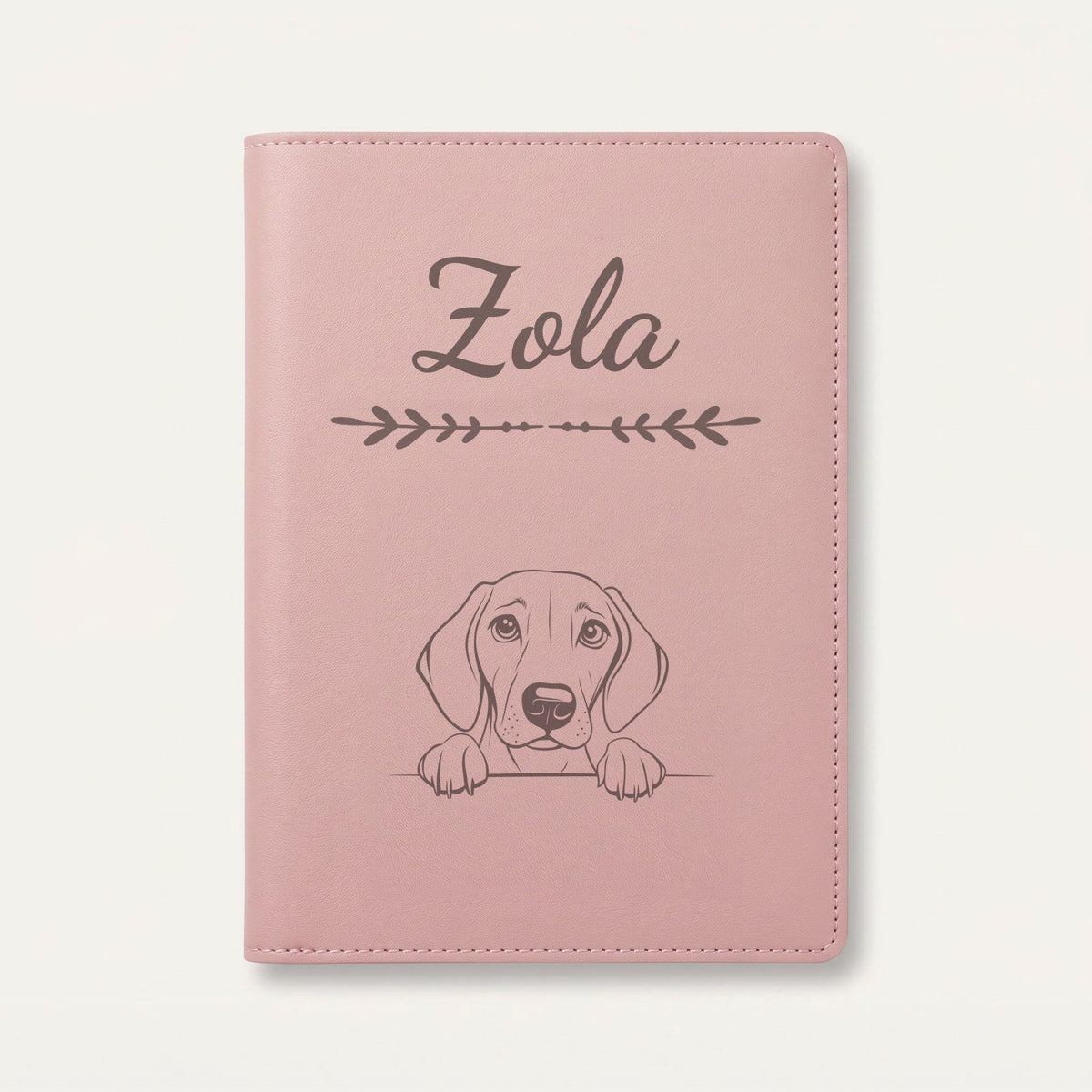 Protège carnet de santé chien personnalisé – Foxhound américain — Rose dragée — Flèche — gravure « Zola »