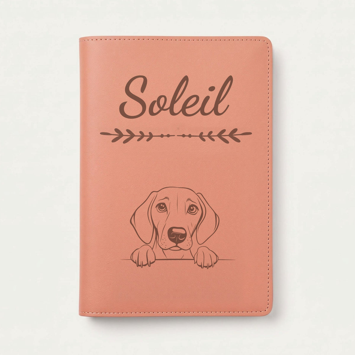 Protège carnet de santé chien personnalisé – Foxhound américain — Terracotta — Flèche — gravure « Soleil »