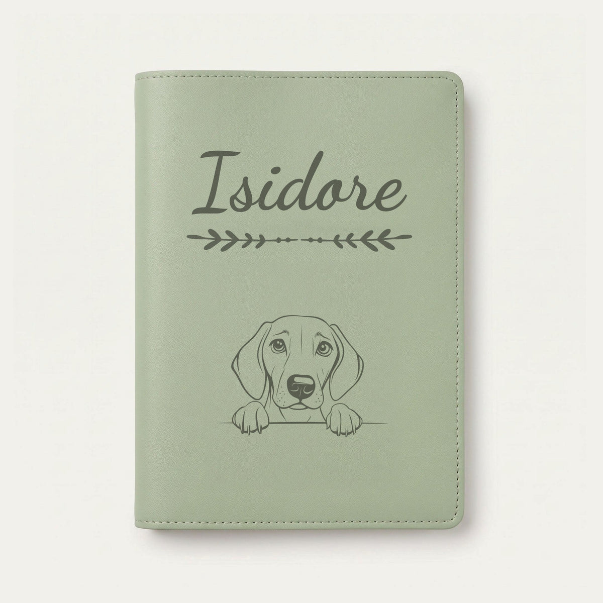Protège carnet de santé chien personnalisé – Foxhound américain — Vert sauge — Flèche — gravure « Isidore »