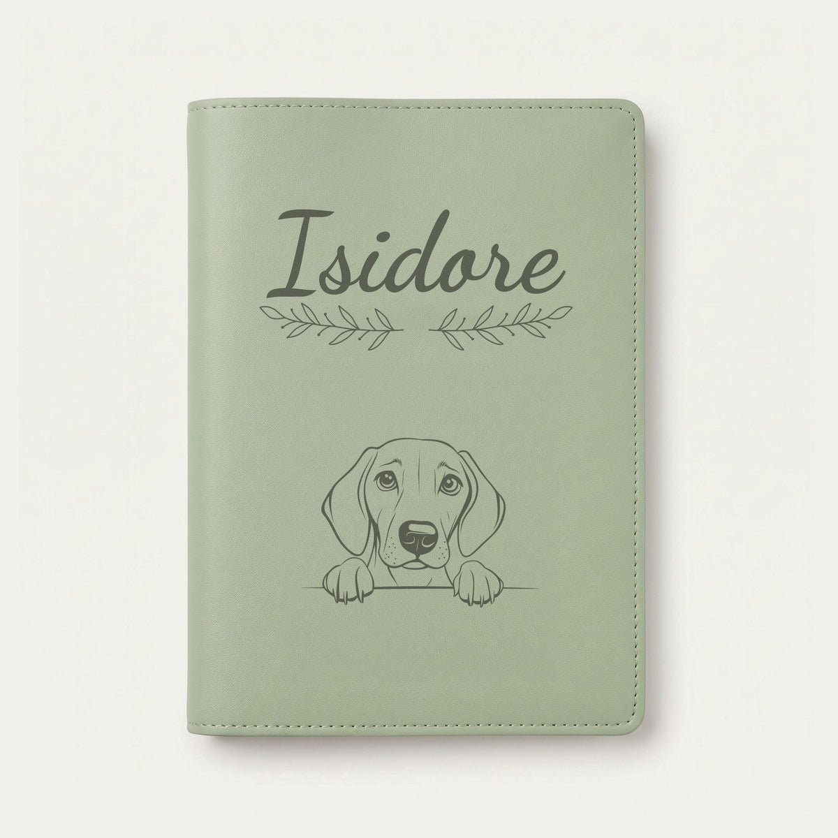 Protège carnet de santé chien personnalisé – Foxhound américain — Vert sauge — Rameaux — gravure « Isidore »