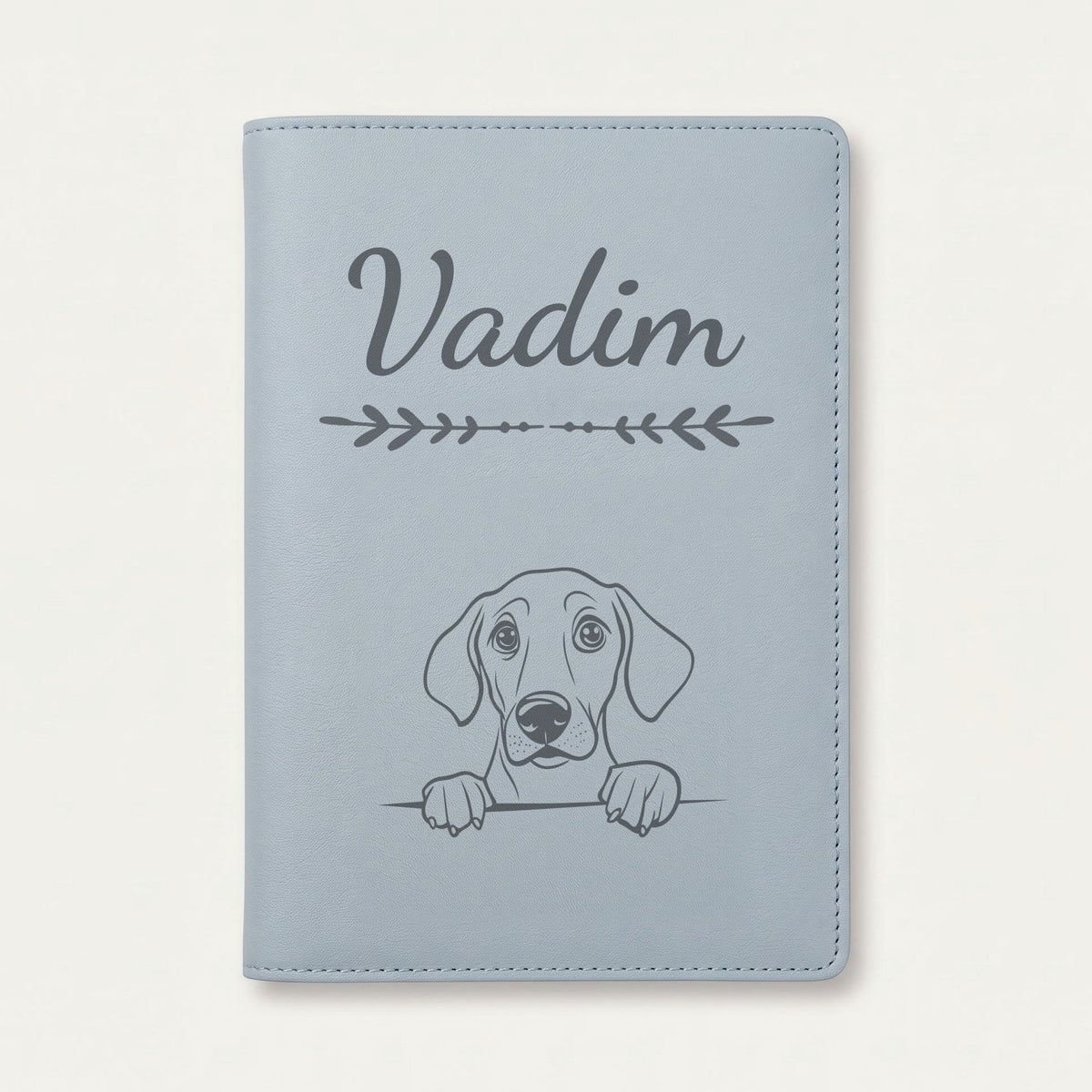 Protège carnet de santé chien personnalisé – Foxhound anglais — Bleu nuage — Flèche — gravure « Vadim »
